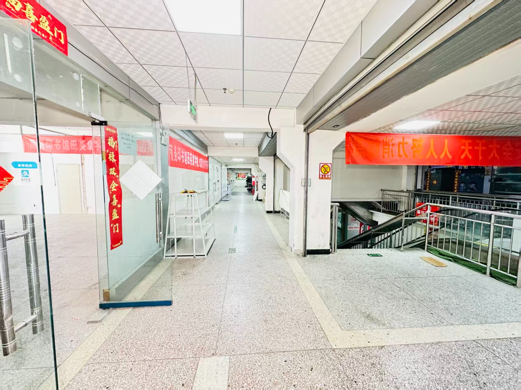 定鼎路引入人工智能技术应用场景，推动AI与商业、零售、电商、企业服务等领域融合发展。