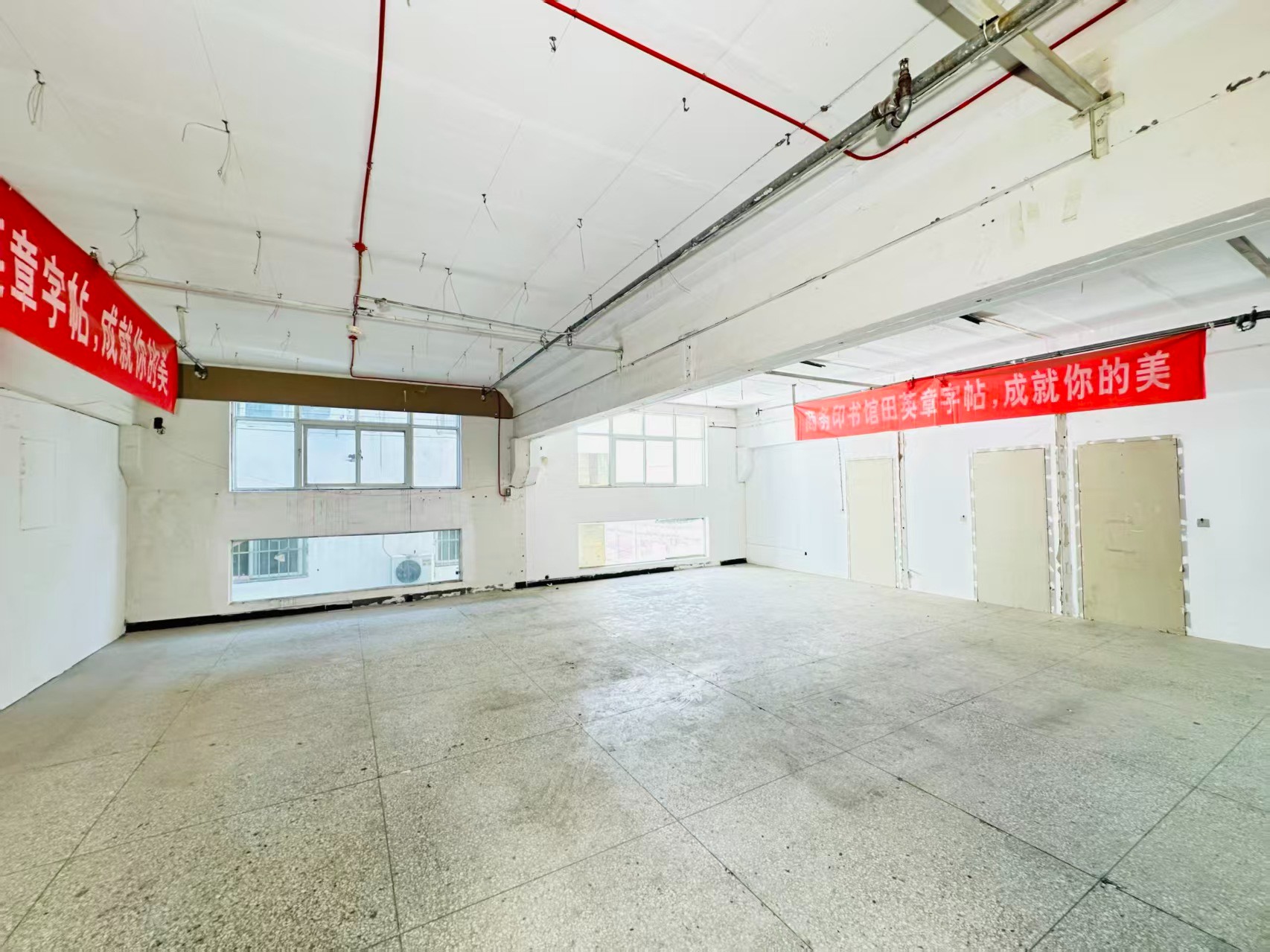 定鼎路重点吸引人工智能应用、数字经济、电商直播、智能制造服务、软件开发、科技创新企业及创业团队入驻